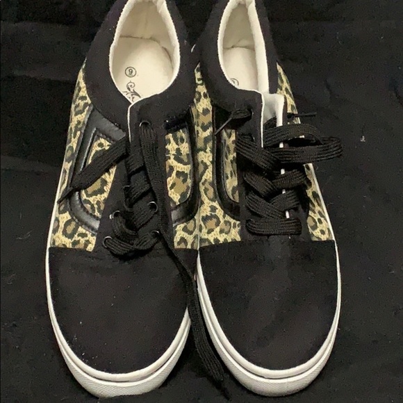 Sole mates- laced black canvas with leopard print - Picture 1 of 5